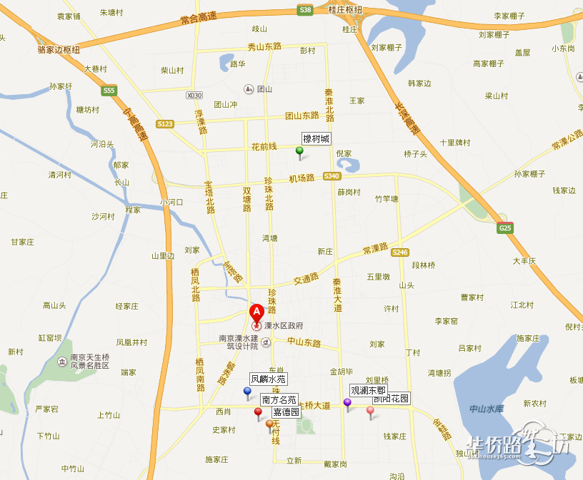 新房中心】 楼盘区位:城南新城 观澜东郡位于溧水城南新城,占地8万平方米,总建筑面积20万方,地上建筑面积158200平米,总计16栋高层住宅,其中2幢27层,14栋18层,1条沿街风情商业街;容积率2.0,建筑覆盖率只有16.7%,有将近7万平米的土地用来作景观和道路,小区的南北景观轴长达480米,为溧水第一,命名为香漫大道,从北往南分别有果趣庭院,香草庭院,枫香庭院,中央天鹅湖公园,彩叶庭院,紫藤庭院,兰特花园,蔷薇庭院,(7超大庭院和一个中央天鹅湖),充分利用宽大的楼间距,打造溧水最美的生活环境。