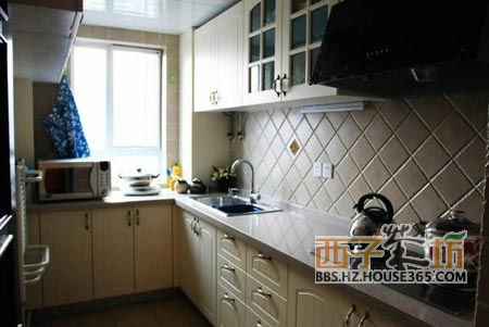 编者按:没有专业的设计师,所以90平米房子装修图片也比较简单。没有能力也没有财力做那么纯粹、纯正的地中海(装修效果图)了,所以我只是把地中海风格的一些元素因地制宜地放在了我的这个90平米房屋装修效果图。 90平米房子装修图片 90平米房屋装修效果图:站在客厅(装修