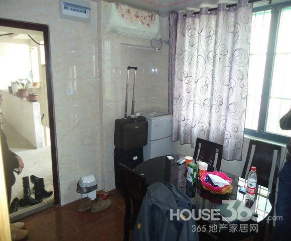 浙江工商大学宿舍 房间朝南 正对学校操场 文一