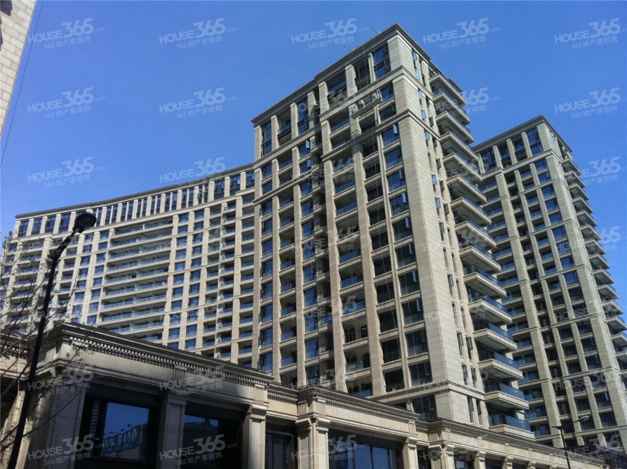 介绍: 中顺上尚庭隶属大城西申花板块,东至规划益乐路,南至沁园路,西至阮家桥,北至城市自然河流,紧邻银泰购物中心,距离黄龙商圈5公里,距离武林广场8公里,紧靠城市核心区,是新城西中央的新奢华人居地标。项目由10栋高层住宅围合排布,采用新古典建筑风格,呈现经典的艺术美感。规划中心景观庭院,视野开阔,户户观景;高档建材、奢适户型、格调会所等,注重对品质细节的考究,是城西人居产品的升级版本。立足杭州未来徐家汇,为才智阶层开启新奢华生活方式。 中顺上尚庭整个项目由10幢点、板相结合的高层住宅沿用地周边布置,围合