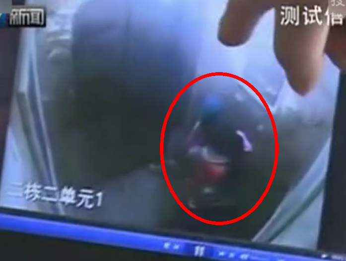 【今日话题】<em>10岁女孩电梯里摔打1岁半男童</em> 疑