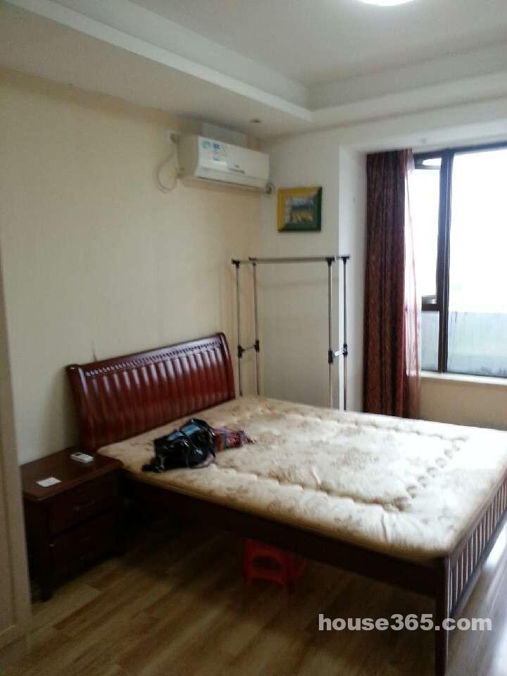 房屋家具家电全新,之前的房客刚满期搬走,适合单身的上班族或者小夫妻居住,家门口就是银行一条街,地铁2号线年底开通,购物出行非常方便,小区环境也非常好很干净整洁,南向是别墅区,阳光和视野都非常好,图片为真实照片,诚意要租的联系,非诚勿扰!