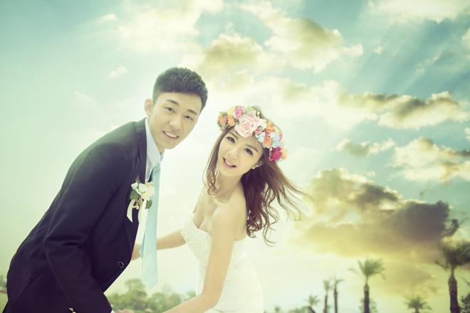 阳关半岛外景是2010年芜湖月,中华情中央电视台中秋晚会的举办地,外景地整体建筑风格是基于北美洲风格创新理念而打造的3000m²的花园外景。120万m²的水面,有沙滩、草地、茅草屋,还有充足的阳光。配上豪华的欧式建筑,使异国风景与江南水乡相映成趣,让您感受中西融合的婚纱新体验。 注:亲们,网络订单与店内优惠可同时享受哦,此订单需联系网络部门市夏天即可领取。 详情可直接联系夏天哦,心动不如行动吧! 电话:15655303265 QQ:2246303348