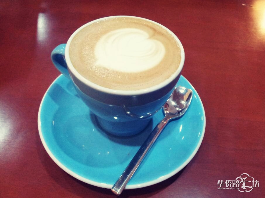 半拿铁,口感十分绵密,咖啡的醇香和牛奶的味道恰如其分的混合在一起
